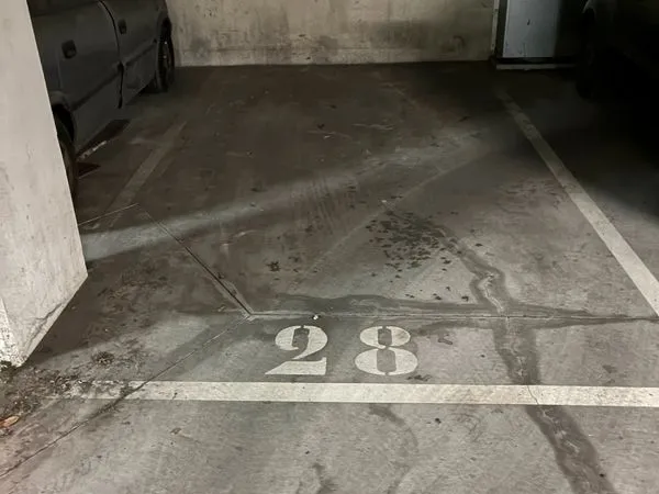 Parking privé , couvert , souterrain