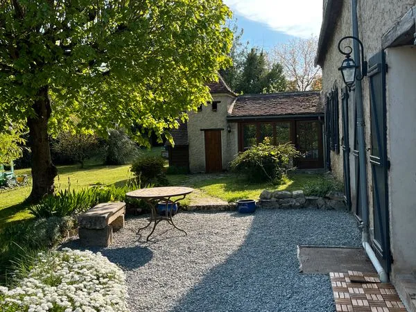 Maison type fermette longère, atypique avec pierres et poutres apparentes. Coup de coeur