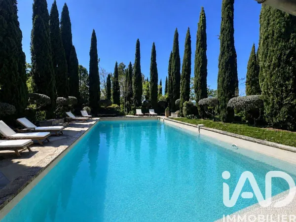 Maison 8 pièces 256 m²
