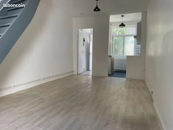 Petite maison en intérieur cour à Fives