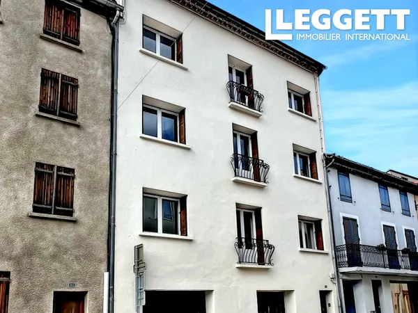 Propriété sur 4 étages comprenant 3 gîtes d'une chambre avec 3 salles de bains/douches, 3 WC et 3 te