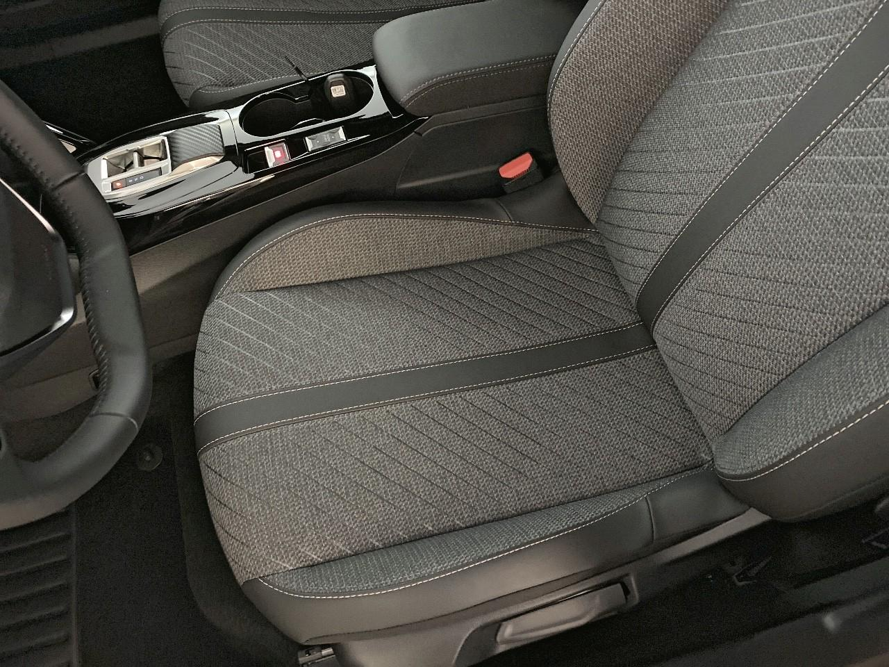 Peugeot 2008 hybrid 145 ch e-dcs6 allure — photo 9