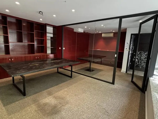 LOCAL COMMERCIAL AU BOULEVARD CHAVE 13004 AVEC GRANDE VITRIN