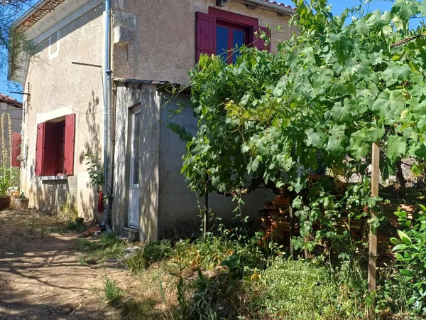 Campagne. Toitures neuves. Fosse septique neuve. Terrain