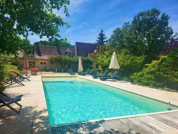 LES EYZIES - Propriété de charme offrant 240m² habitables et piscine au calme sur 1 hectare