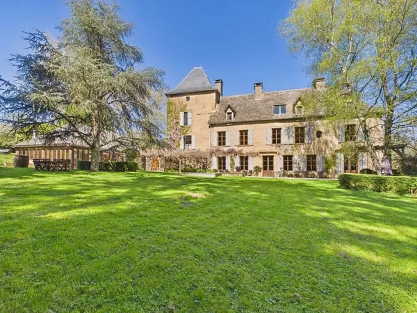 Domaine Prestigieux en Pierre avec Lac Privé et Annexe Indépendante