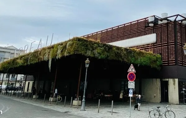 Local commercial mur