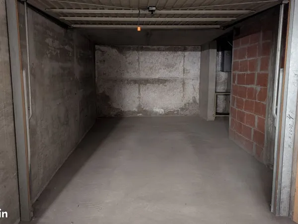 Garage fermé - proche Palais de justice
