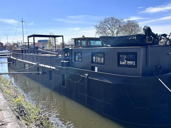 Péniche 5 pièces 145 m²
