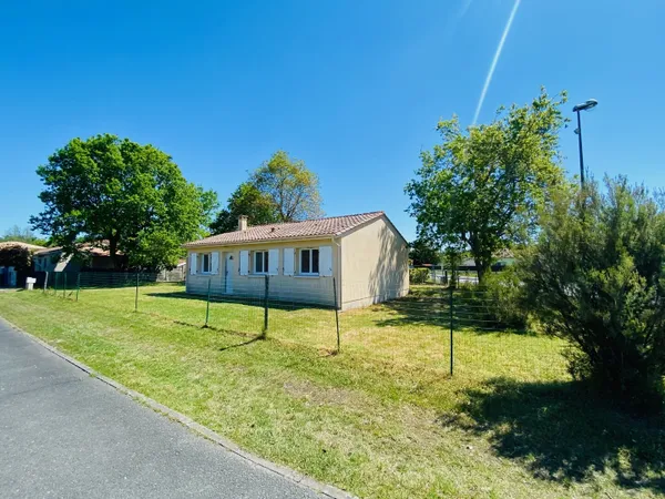 Maison rénovée de plain-pied avec 3 chambres et jardin  Hourtin