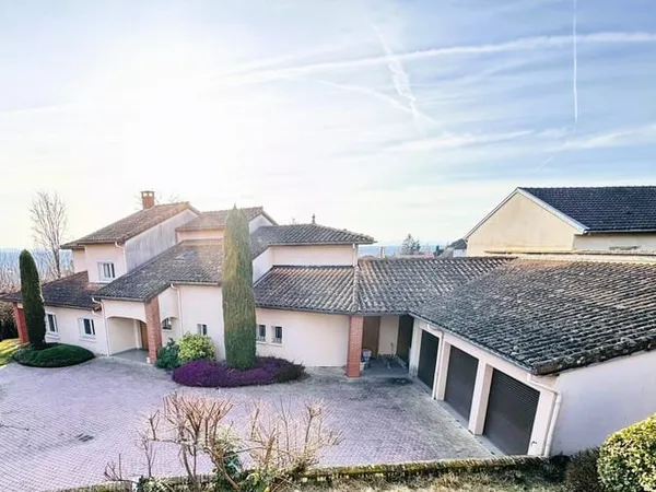 Superbe villa avec dépendances !