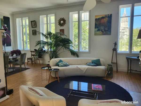 Appartement meublé de standing, Place Pey Berland, coeur de Bordeaux , calme et lumineux / Luxury Fu