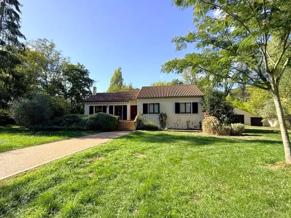Maison à rénover à vendre, dans un bourg avec commerces