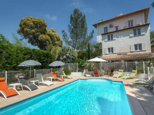 Tènement immobilier d'environ 500 m² avec dépendance de 4 studi