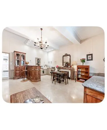 Pied-à-terre de charme du XVIIe siècle, entièrement meublé, au coeur de l'intra-muros d'Avignon, à d