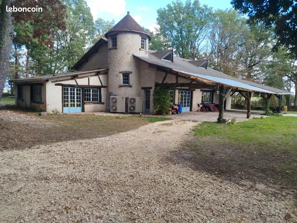Propriété Atypique sur 18000m2 de bois