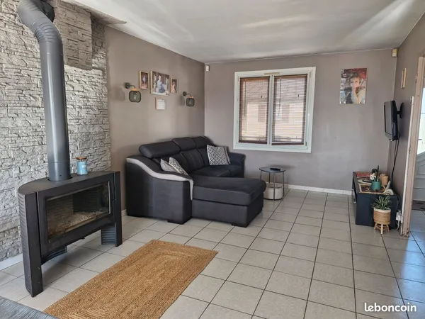 Maison individuelle de 114 m² avec grand garage et terrain de 564 m² à Pontoy