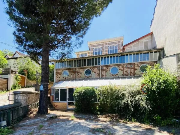 Bureaux à vendre à Meudon, découvrez ces bureaux en triplex inspirant de 327 m², situé dans une anci