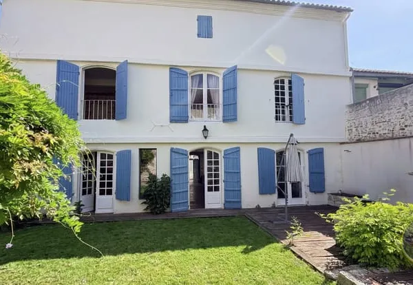 AGEN, Maison de caractère au coeur du village de LAYRAC, 320 m² habitables