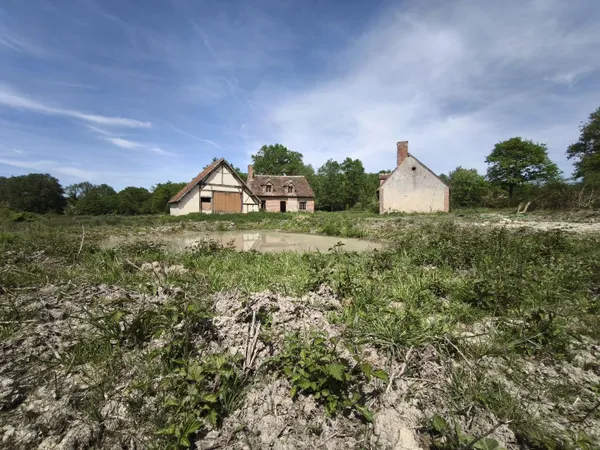 Corp de ferme a restaurer sur 8 hectares de terrain environ