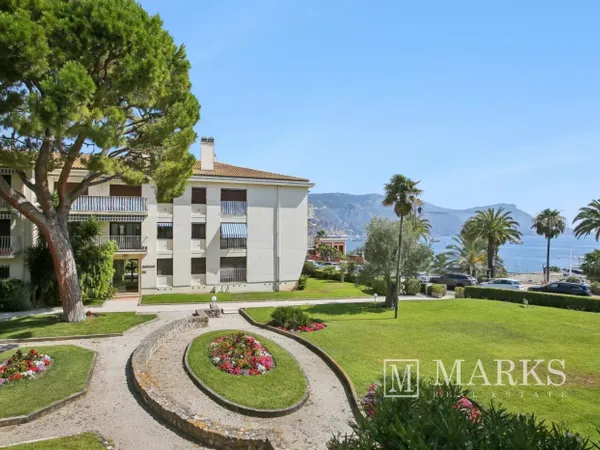 Appartement 4 pièces traversant avec vue mer au coeur du village