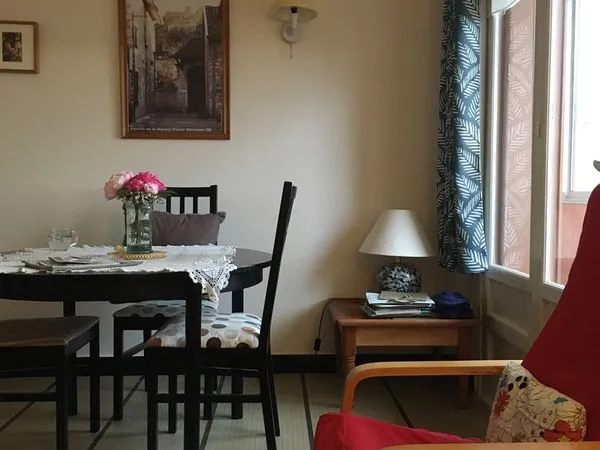 Loue T3 meublé, traversant est-ouest, dernier étage quartier Libération