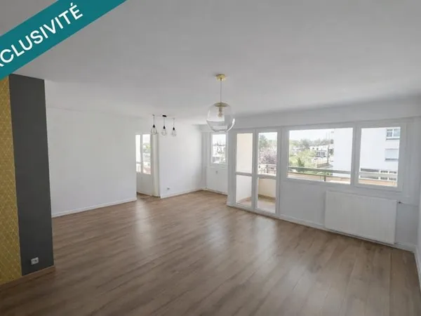 Grand appartement T3 de 83 m2 avec balcon et garage fermé.