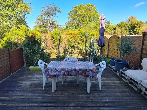 Maison 4 pièces de 76 m² avec jardinet, terrasse bois, garage privatif et 2 places de parking - Lois