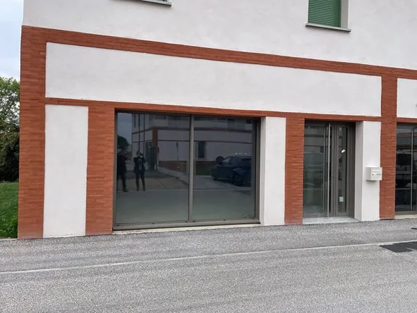 Local commercial ou professionnel CORBARIEU - 77 m2