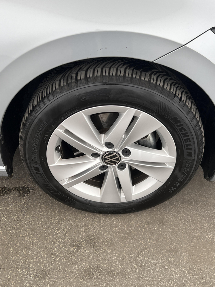 Volkswagen Golf 8 — photo 31