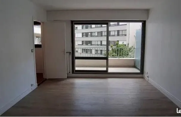 Joli studio, résidence sécurisée, grand balcon