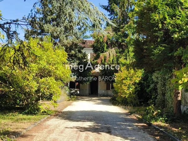 LES MÉTAIRIES  MAISON EN PIERRE, JARDIN ET DÉPENDANCES
