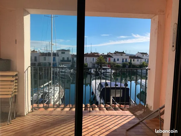 Loue Magnifique studio avec terrasse sur la Marina de Port Grimaud + Place de parking sécurisée avec