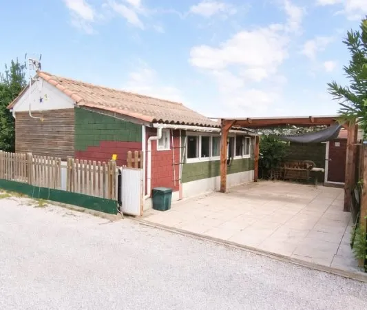 Parcelle de terrain de camping 105 m2 avec chalet 40 m2 à Po
