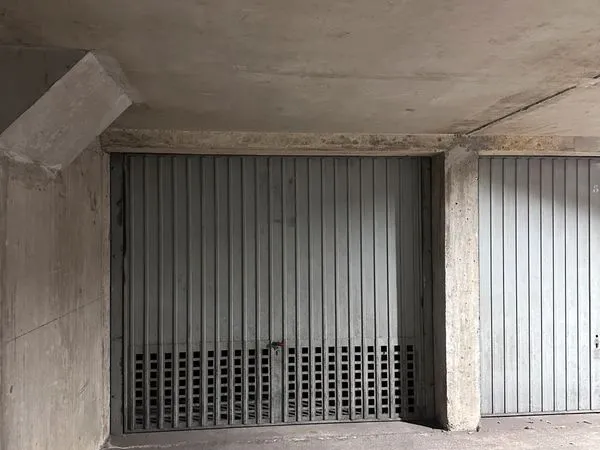 Vend box parking voiture fermé