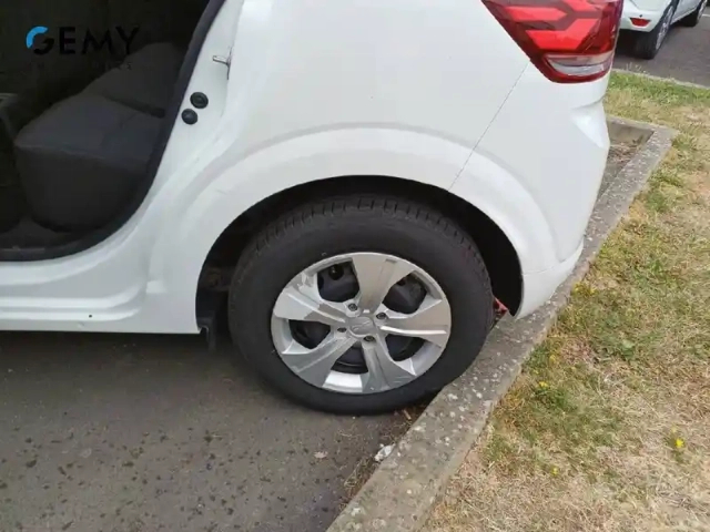 Dacia Sandero sce 65 — photo 11