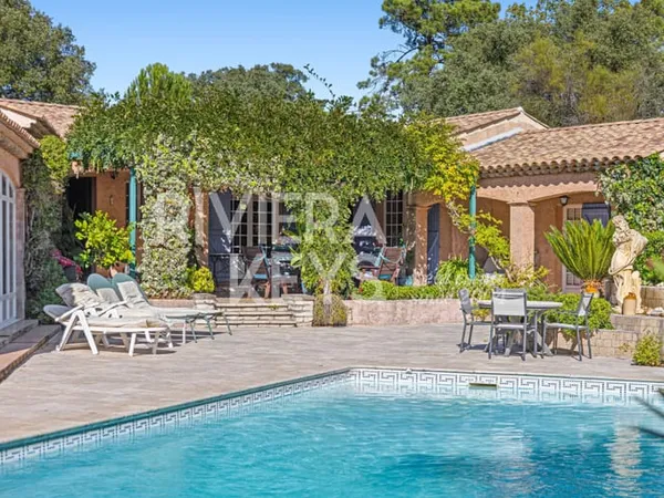 LE MUY - Villa de plain-pied, 5 chambres, 4 salles de bains et piscine chauffée