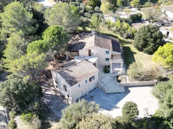 Maison familiale de 190 m2 sur un terrain arboré de 2500 m2