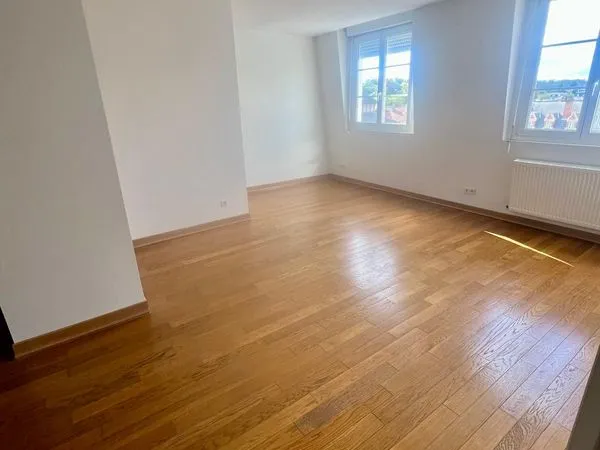 Appartement 4 pièces, F4 de 83 m2 au 3 ème étage avec ascenseur, hyper centre de Soissons