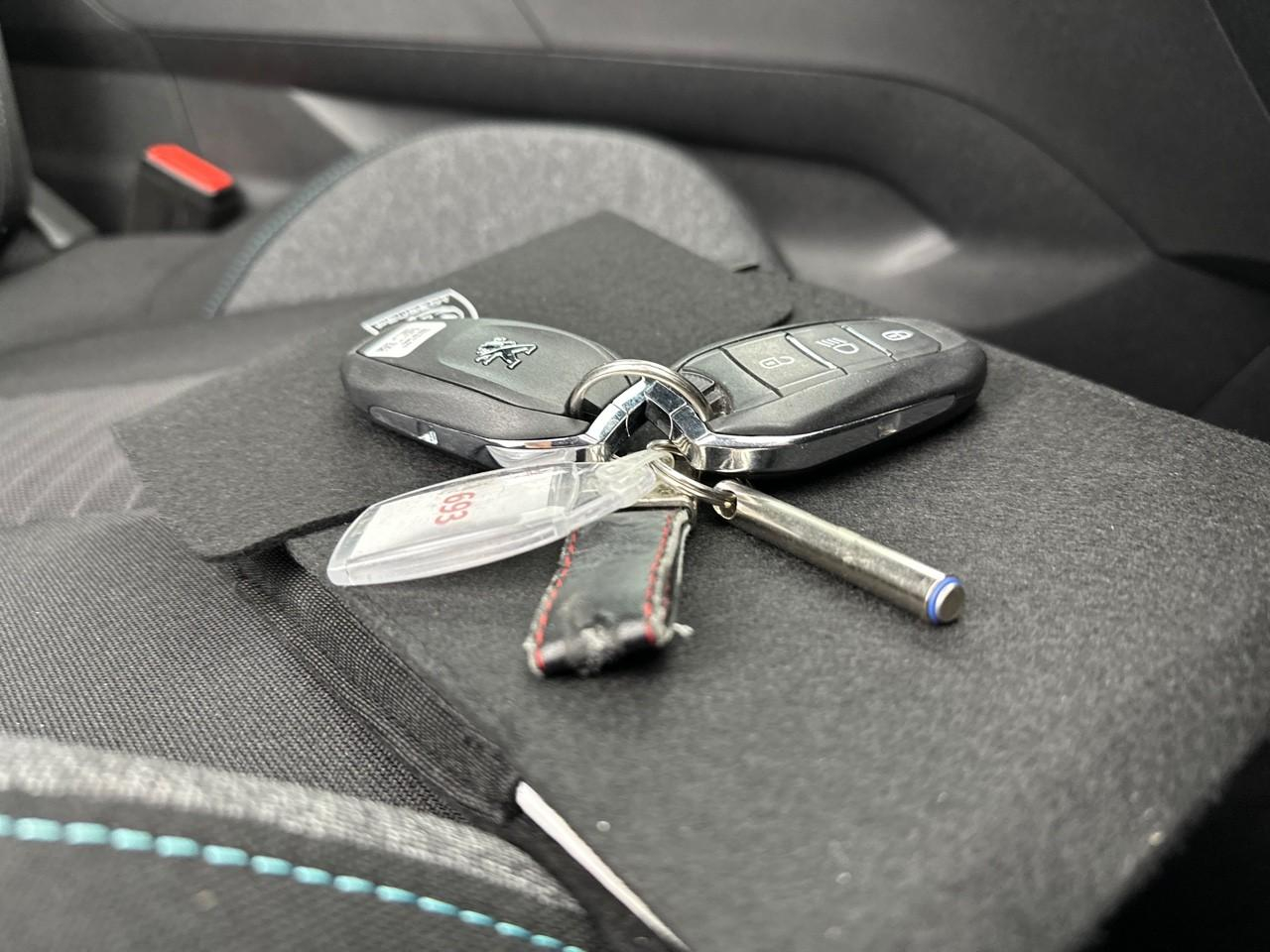 Peugeot 3008 puretech 130ch s&s eat8 active pack — photo 32