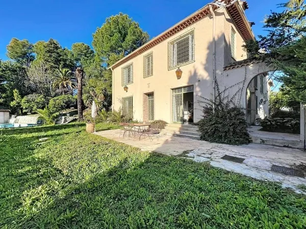 Château 8 pièces 350 m²