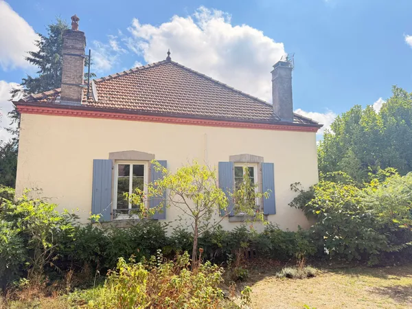 Maison ancienne de 148 m2, 2 ch, bureau, garage et jardin