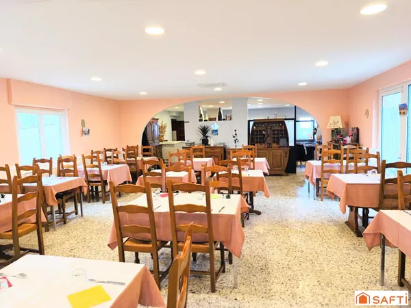 Fonds d'un superbe restaurant, sa belle terrasse d'été sur un vaste terrain proche de Neufchâteau