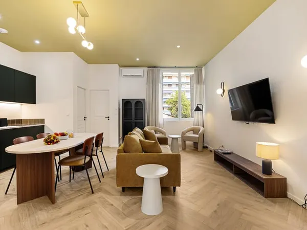 CANNES -- BOULEVARD CARNOT ; appartement 4 pièces entièrement