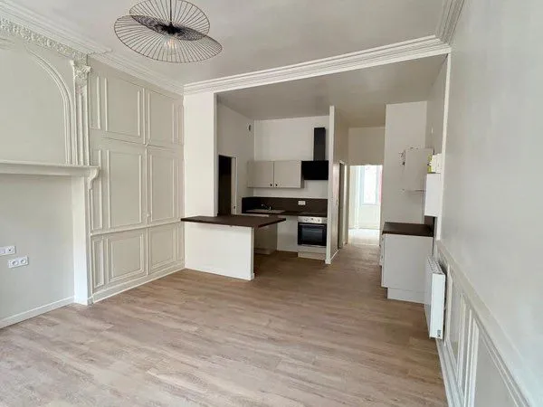 À LOUER - BEL APPARTEMENT T2 DE 49 m² AVEC BALCON - ENTIÈREMENT RÉNOVÉ - CENTRE-VILLE DE MILLAU