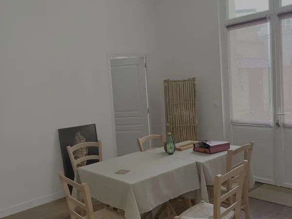 Loue bureau privatif avec accès à salle de réunion, cuisine, petite cour.