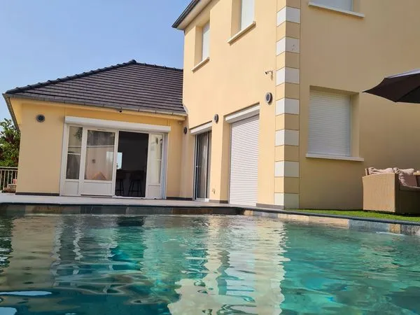Villa meublée avec grand jardin et piscine