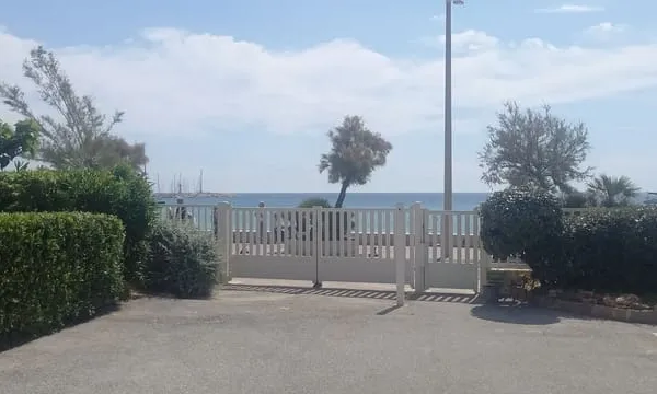 Appartement Le Lavandou en FRONT DE MER et au centre 2 pièce(s) 31 m2