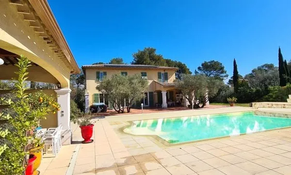 Villa Provençale 9 P / 6 Ch (Sh 218 m2) au Cannet Des Maures