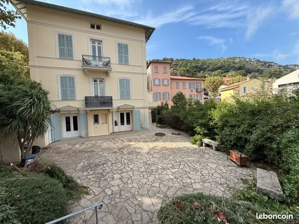 Plein centre de La Turbie, unique T4 avec terrasse et parking